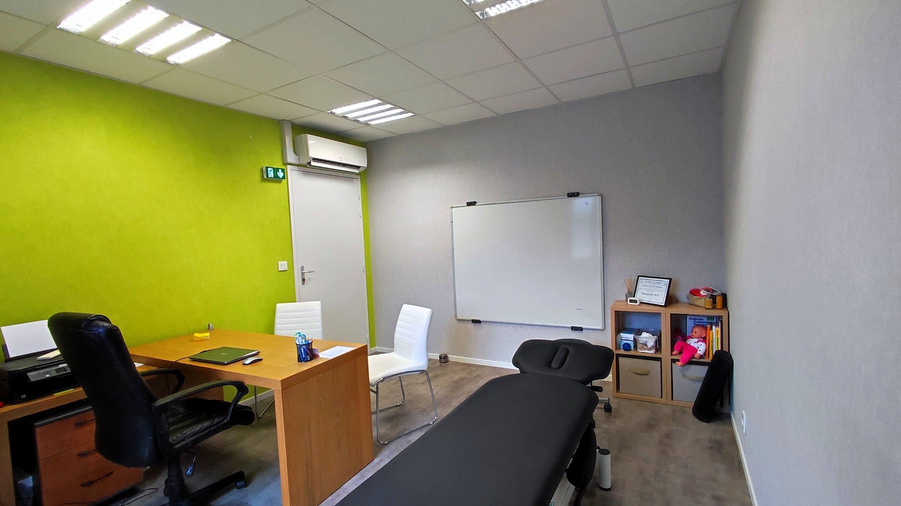 Intérieur du cabinet d'Andiana Maggia avec table de consultation à Vézeronce-Curtin